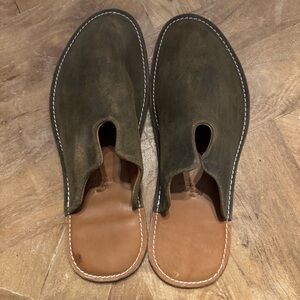 WP Standard Mr. Grumpy Leather Slippers - Olive Green - Size MXL 12-13.5
